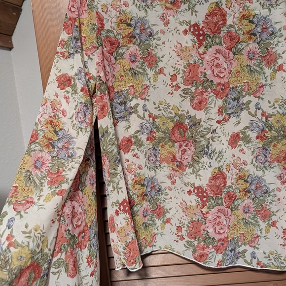 3/$21 Multicolor Floral Blouse - Picture 4 of 7